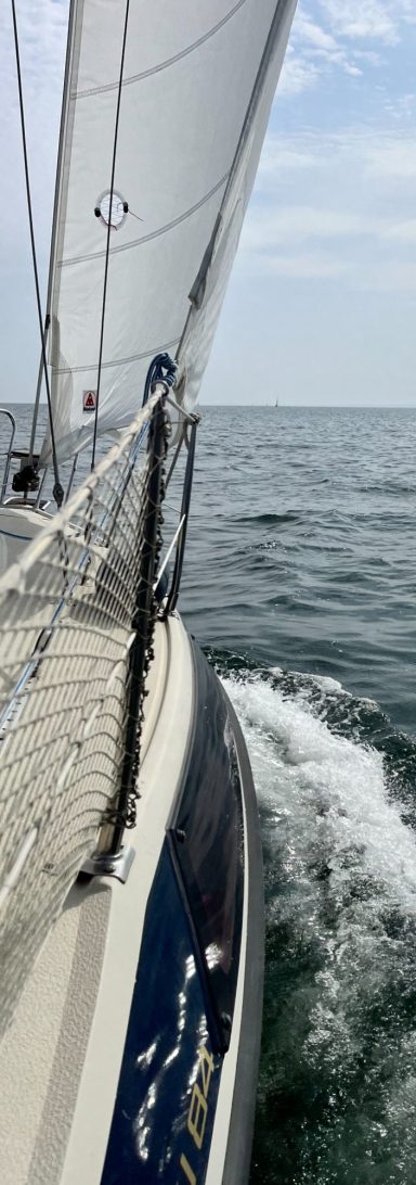 Blick vom Segelboot steuerbordseitig, gischt spritzt